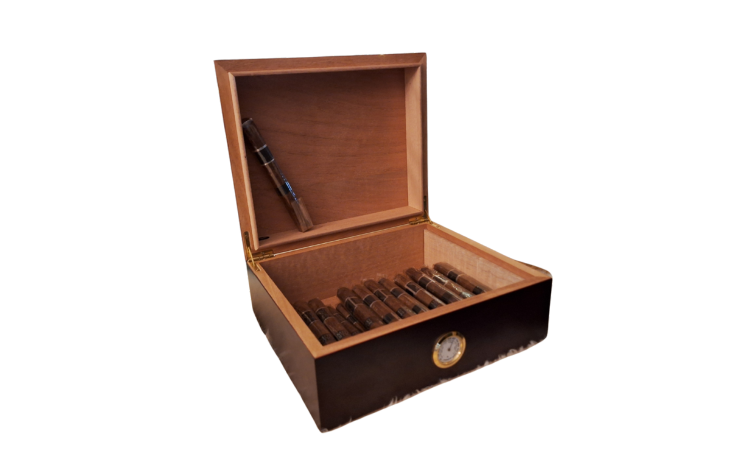 Humidor & 25 Lonsdale